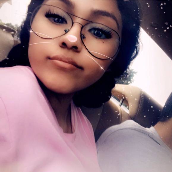 Profile Picture of Lorena Gonzales (@lorenasaaaan) on Poshmark