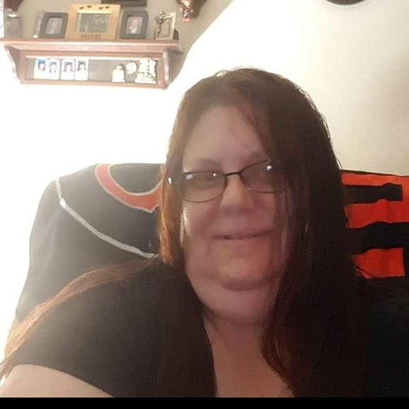 Profile Picture of Debra Bates (@debra_bates) on Poshmark