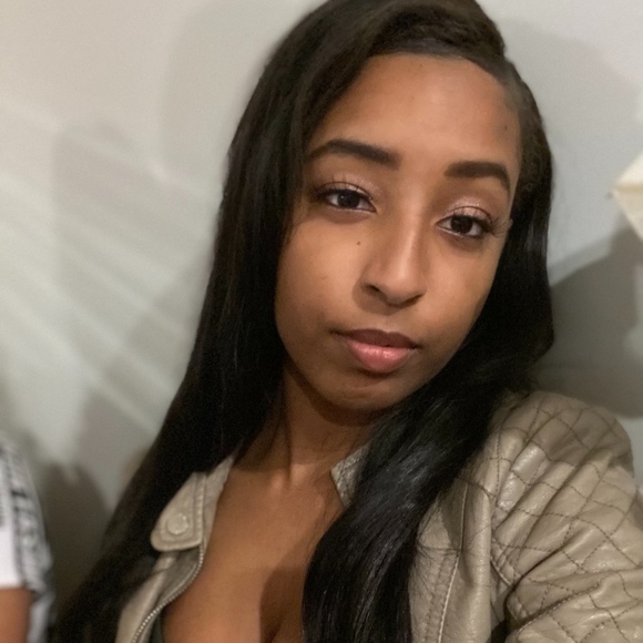 Profile Picture of Amber Bagby (@amberbagby) on Poshmark