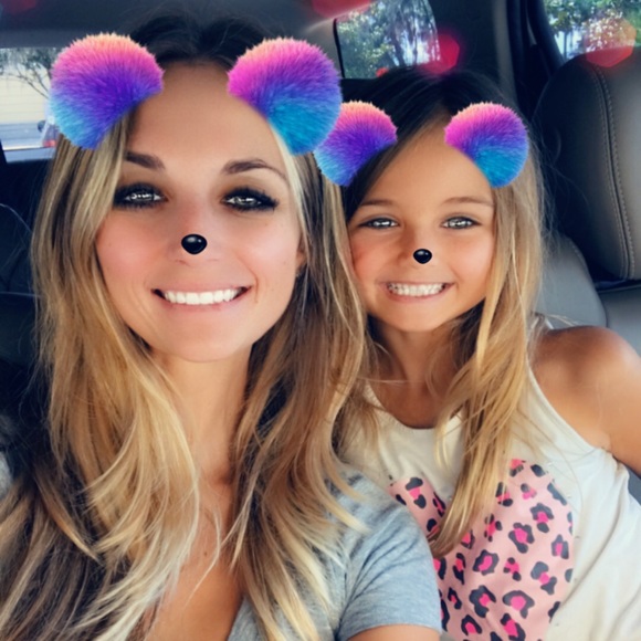 Profile Picture of Chrissie Skelton (@chrissielian) on Poshmark