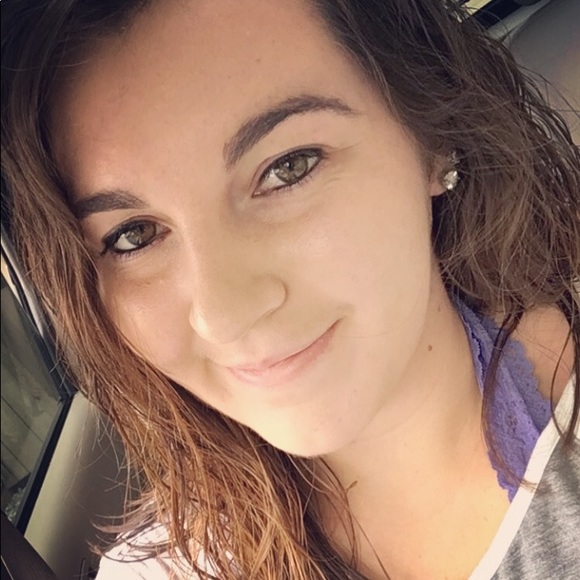 Profile Picture of Taylor Murray (@tbmurray) on Poshmark