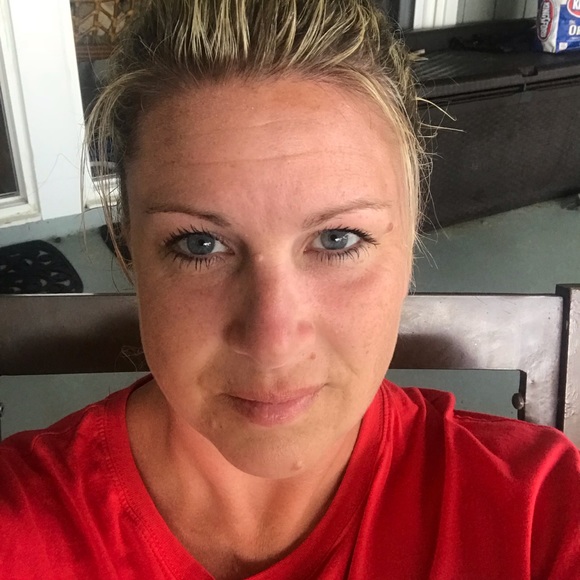 Profile Picture of Angela Newbold (@angela_newbold) on Poshmark