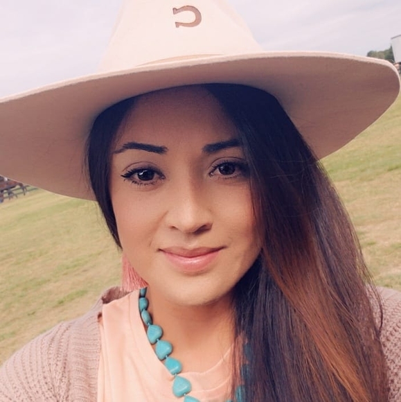 Profile Picture of Fandee Vera (@fandengo_0987) on Poshmark