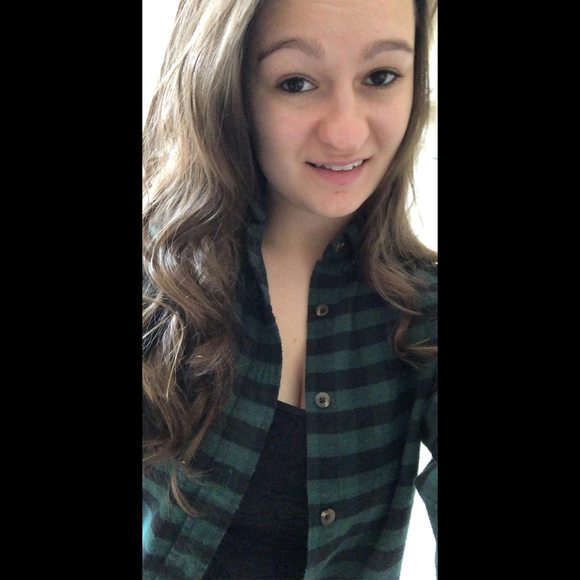 Profile Picture of Serena Brylewski (@serenalynn19) on Poshmark