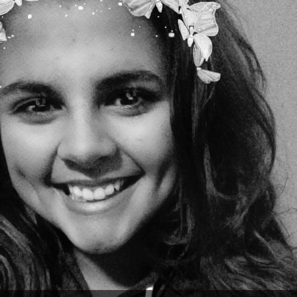 Profile Picture of Mia Jongeneel (@miajongeneel_) on Poshmark
