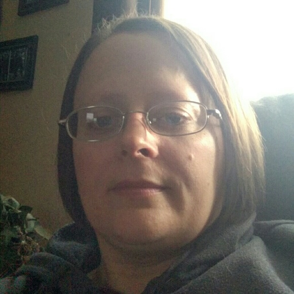 Profile Picture of Rhonda Hinnenkamp (@rhinnenkamp) on Poshmark