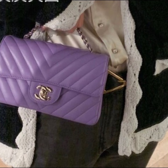 Profile Picture of Queenie Huang (@queeniehj119) on Poshmark