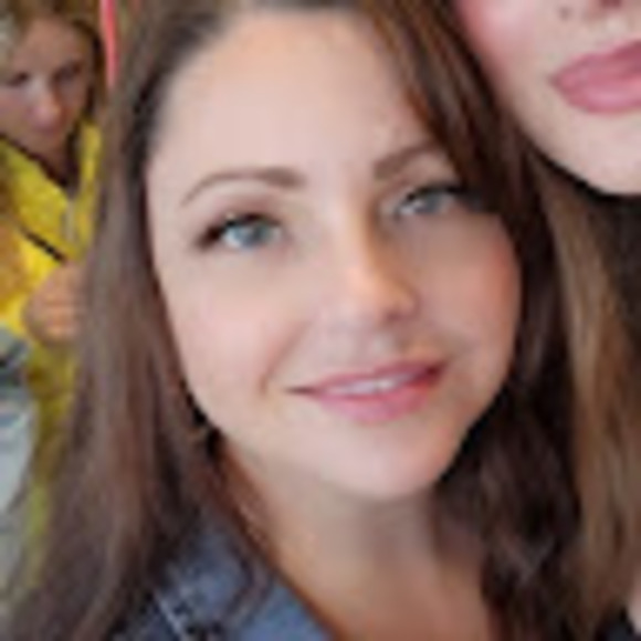 Profile Picture of Alanna Starrett (@astarrett81) on Poshmark