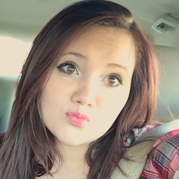 Profile Picture of Courtney Hovet (@courhove) on Poshmark