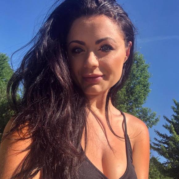 Profile Picture of Samantha Andring (@samandring) on Poshmark