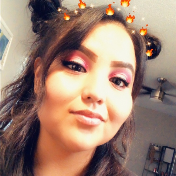 Profile Picture of Stephanie Belone (@stephiesmallz) on Poshmark