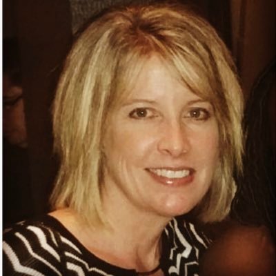 Profile Picture of Renee (@itsbooktalk) on Twitter