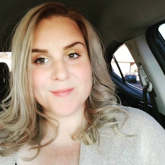 Profile Picture of Christine Seward (@christinesnydee) on Poshmark