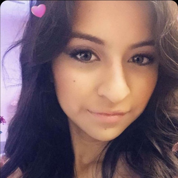 Profile Picture of Clarissa Gutierrez (@clarissa6274) on Poshmark