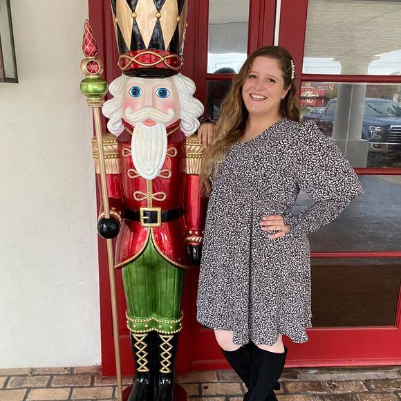 Profile Picture of Samantha Hess (@sammhesss) on Poshmark