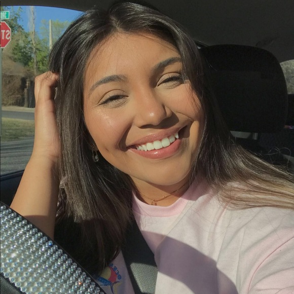 Profile Picture of Alondra Lucatero (@alondruhh143) on Poshmark