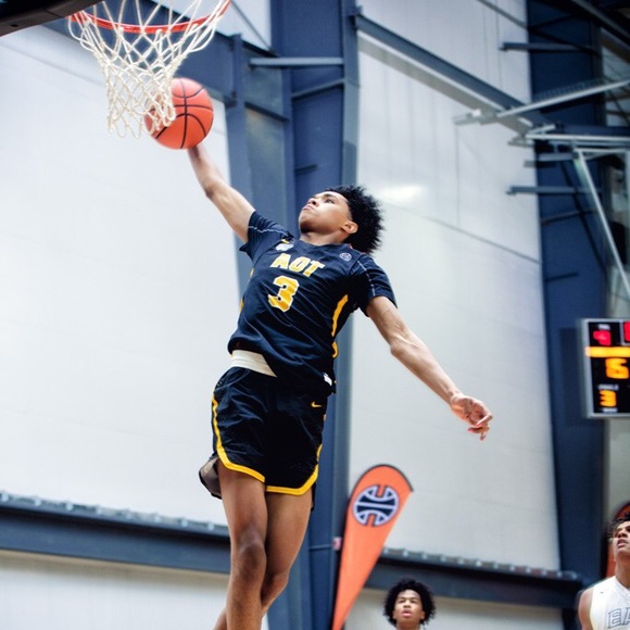 Profile Picture of Julian Navarro (@juliannnavaffk) on Poshmark