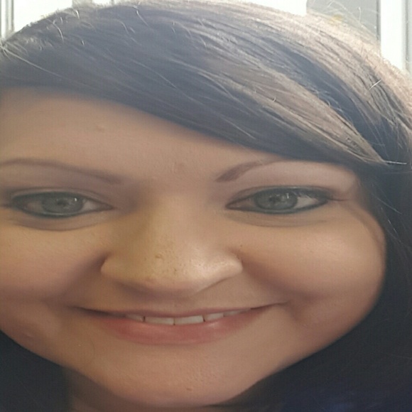 Profile Picture of Amanda Swayne (@ajswayne) on Poshmark