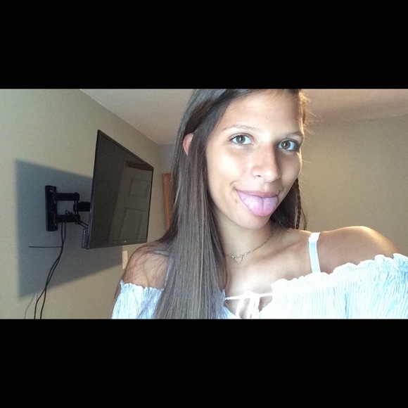 Profile Picture of Alexandra Kuntz (@alxndrakntz15) on Poshmark
