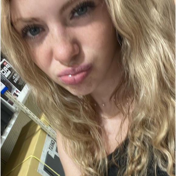 Profile Picture of Ayla Hattum (@aylahattum) on Poshmark
