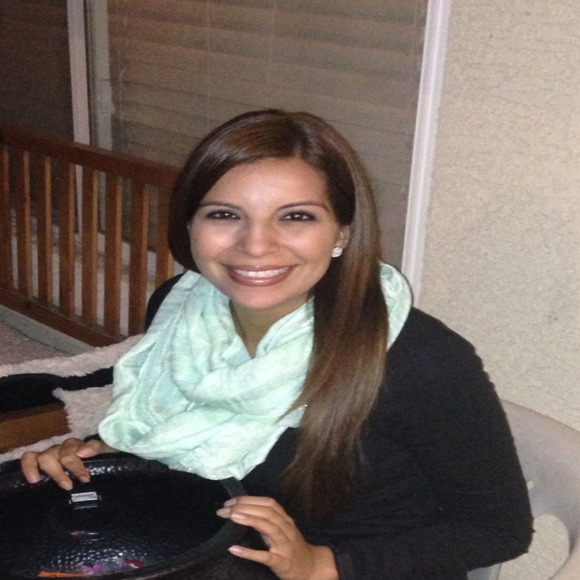 Profile Picture of Angelica Alaniz (@aalaniz) on Poshmark