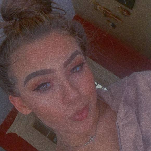 Profile Picture of Alyssa Vanfossen (@avanfossen6) on Poshmark