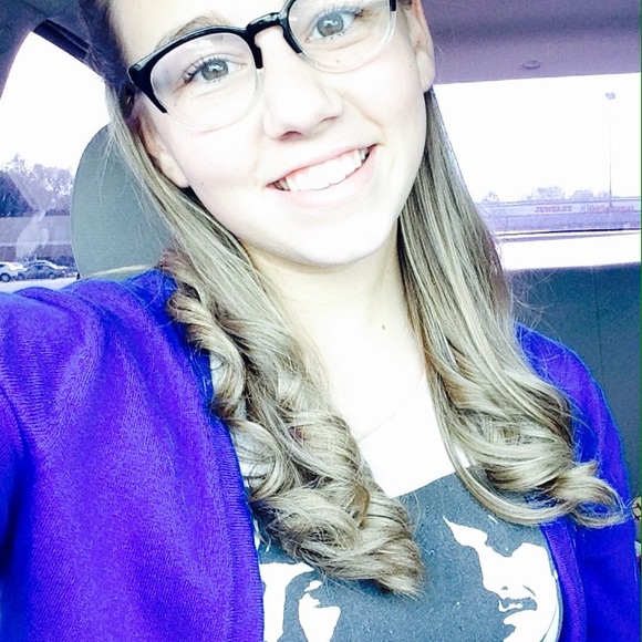 Profile Picture of Emily Cravens (@escravens) on Poshmark