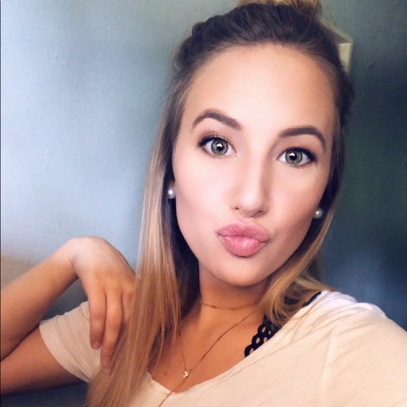 Profile Picture of Ashlyn Orr (@ashlyn_orr) on Poshmark