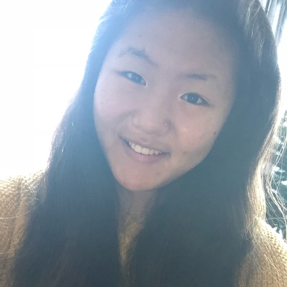 Profile Picture of Hannah Yoxall (@hannahyoxall) on Poshmark