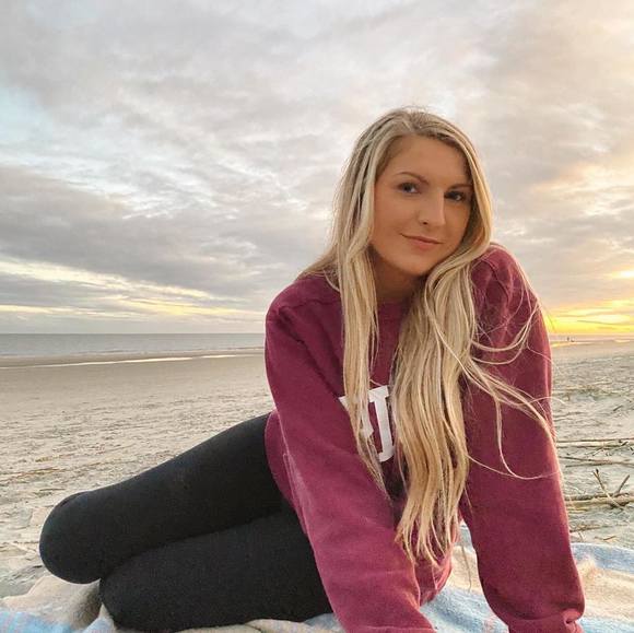 Profile Picture of Taylor Arnemann (@tarnemann) on Poshmark
