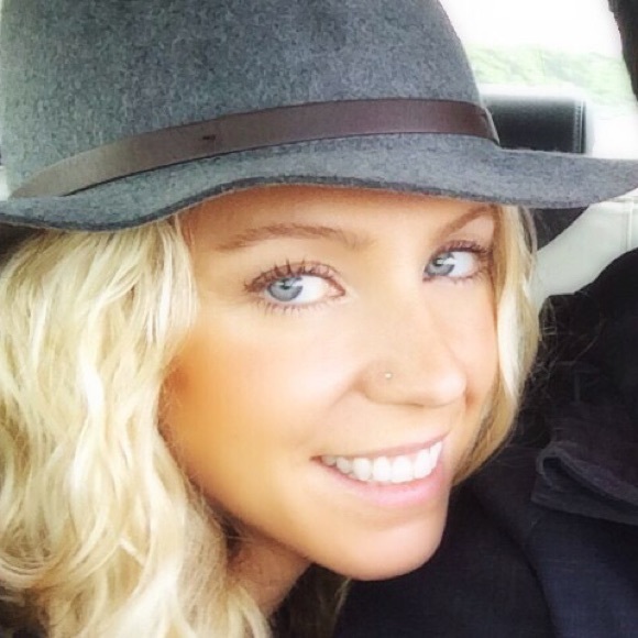 Profile Picture of Lara Antonioli (@laraantonioli) on Poshmark