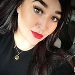 Profile Picture of Beth Darter (@bethsinstafab) on Instagram