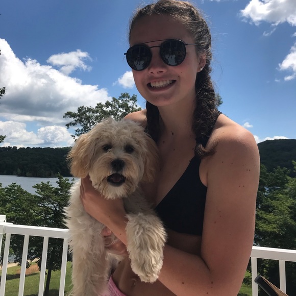 Profile Picture of Mara Fleck (@marafleck) on Poshmark