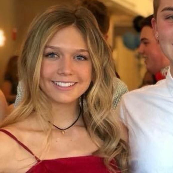 Profile Picture of Julia Cole (@julia1999) on Poshmark