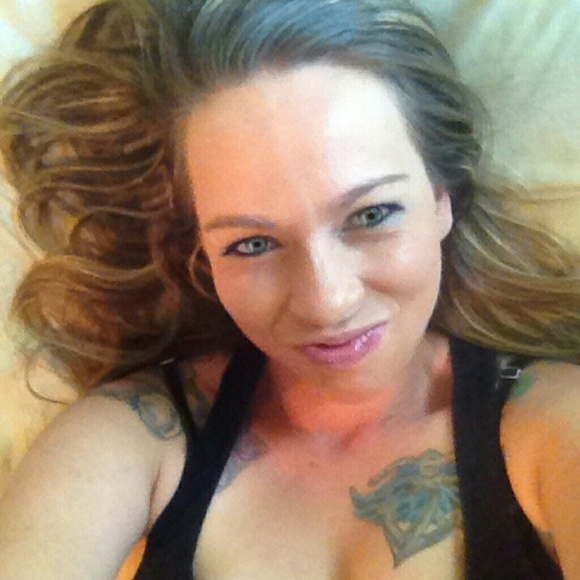 Profile Picture of Beverly Billock (@beverlybillock) on Poshmark