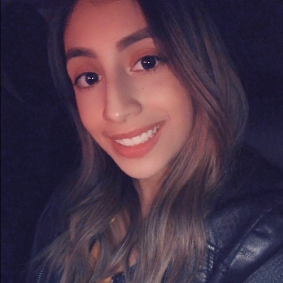 Profile Picture of Lorena Pereda (@lorenapereda199) on Poshmark