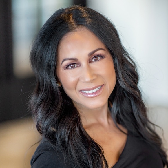 Profile Picture of Michelle Sarocka (@closetofm_lux) on Poshmark