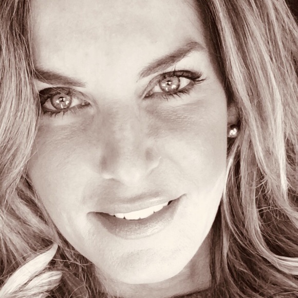 Profile Picture of L Hale (@leslie2673) on Poshmark