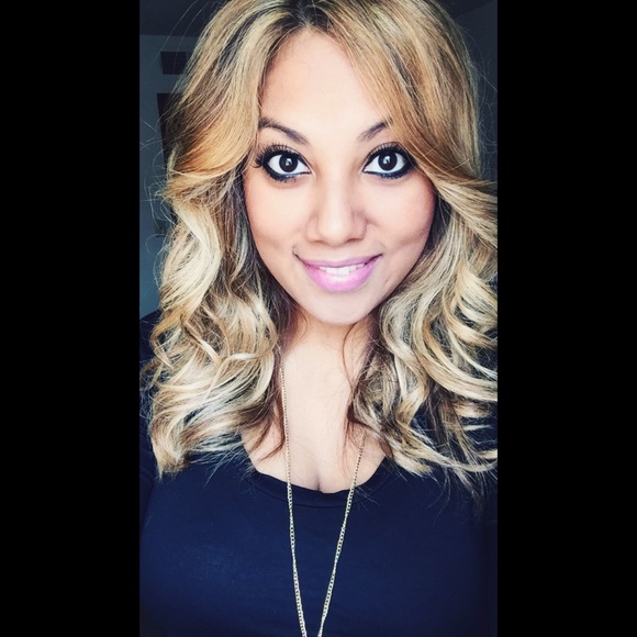 Profile Picture of Deserey Shae (@desereyshae) on Poshmark