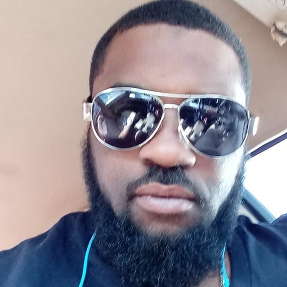 Profile Picture of Darrell Thompson (@tdarrell49) on Poshmark