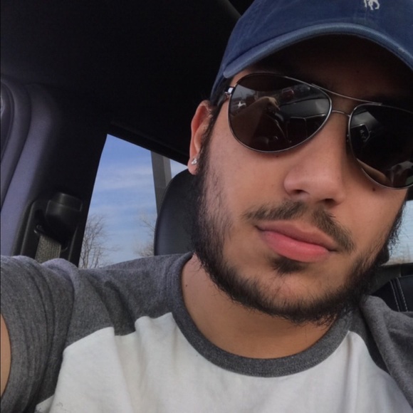 Profile Picture of Jonathan Claure (@johnnyflakucho) on Poshmark
