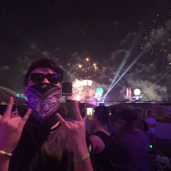 Profile Picture of Sing Locke (@singlocke) on Poshmark