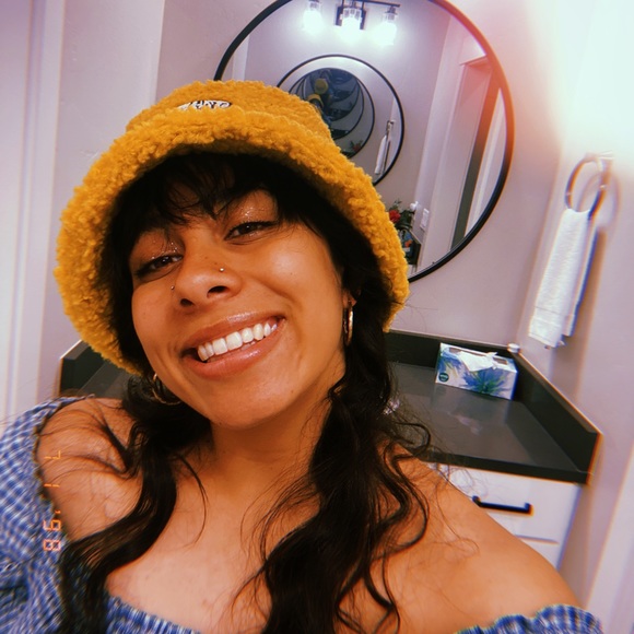 Profile Picture of Hannah Taulealea (@chalupalupa) on Poshmark