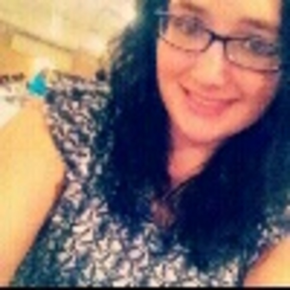 Leah Nicklow - Poshmark Profile Picture of Leah Nicklow (@lenicklow) on Poshmark