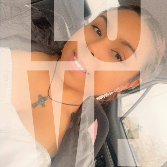 Profile Picture of M Gonzalez (@todaysales) on Poshmark