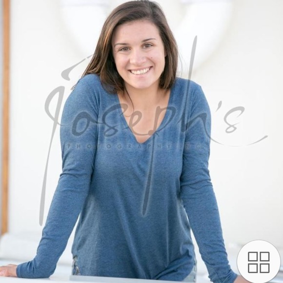 Profile Picture of Zoe Dichello (@zdichello) on Poshmark