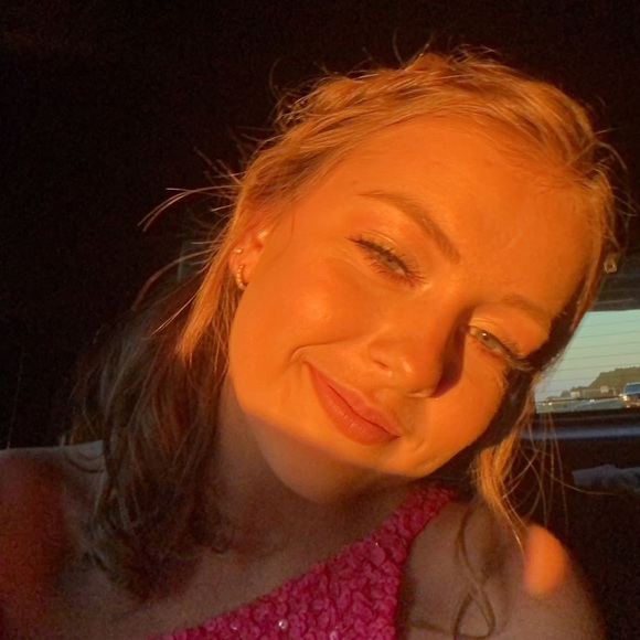 Profile Picture of Gracie Schurr (@gracie_schurr) on Poshmark