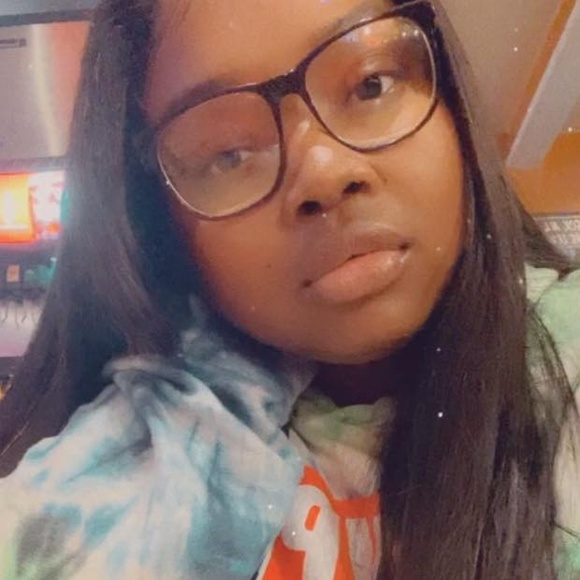 Profile Picture of Lexci Ackey (@alexciaakanicee) on Poshmark