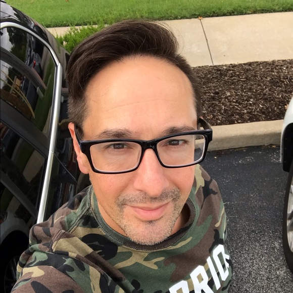 Profile Picture of Chris Rowton (@chrisrowton) on Poshmark