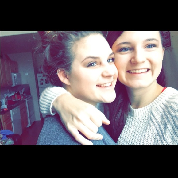 Profile Picture of Olivia Helmick (@llivvv32) on Poshmark